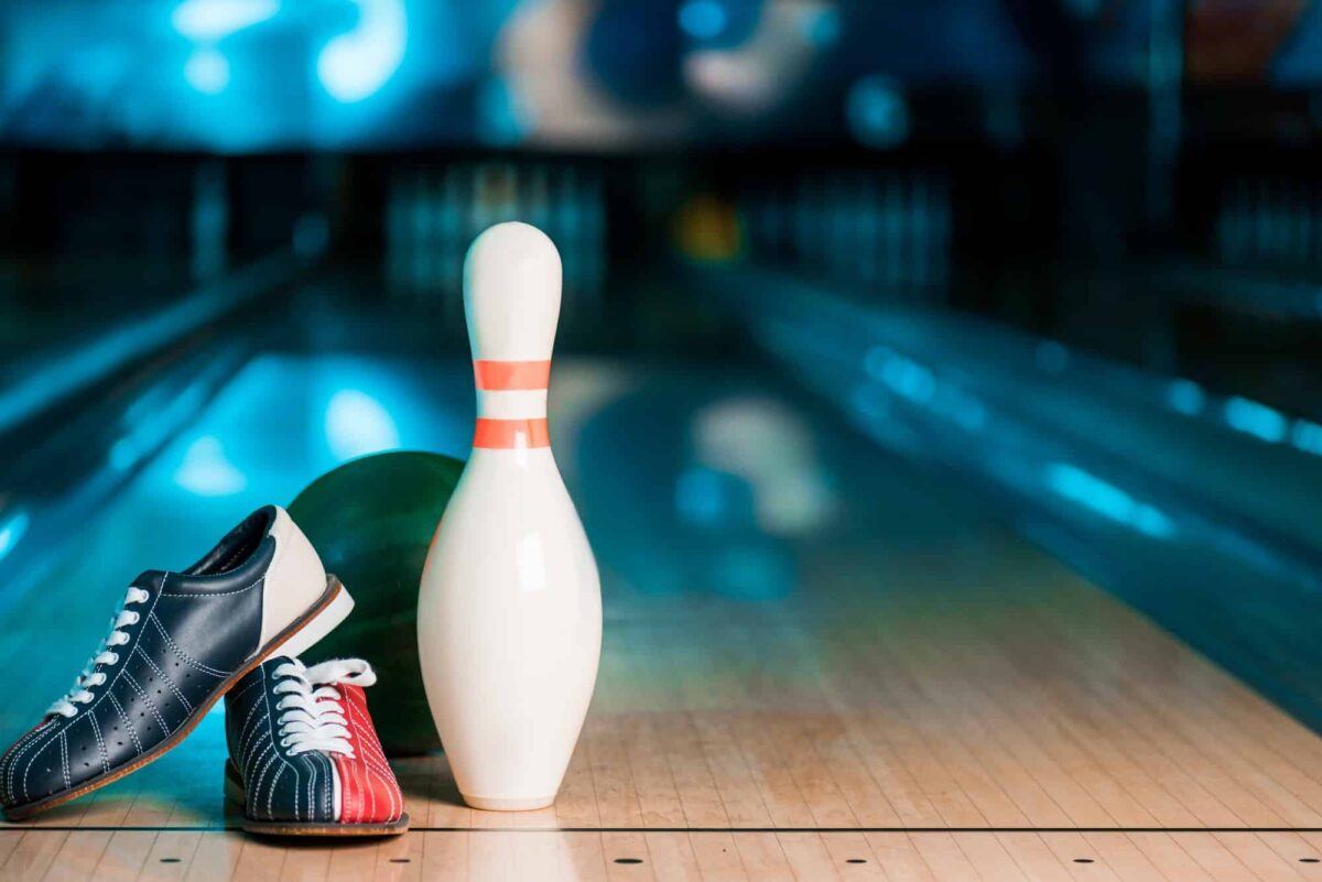 Maîtriser les subtilités des règles du bowling pour briller en soirée