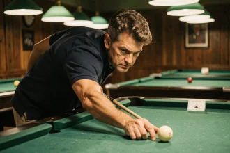 Joueur de billard adulte calculant l'angle de rotation en degrés pour viser avec précision sur une table de billard professionnelle