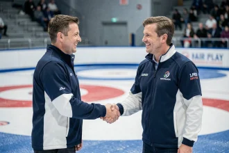 Deux joueurs de curling se serrant la main sur la glace en signe de fair-play après une partie
